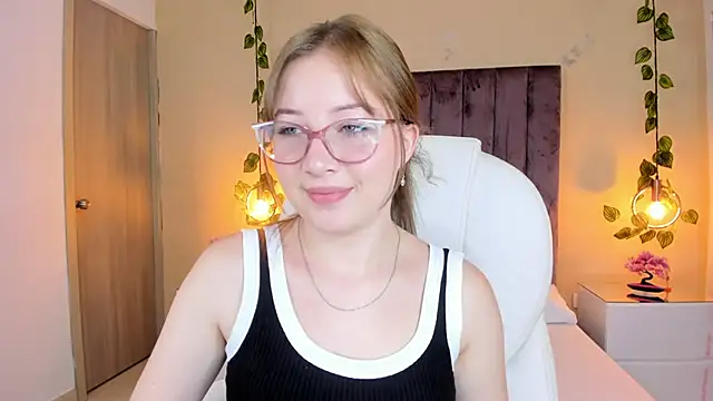 Dahlia Rousse online show from September 27, 8:37 pm