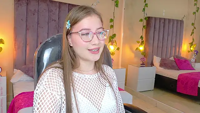 Dahlia Rousse online show from February 19, 6:32 am