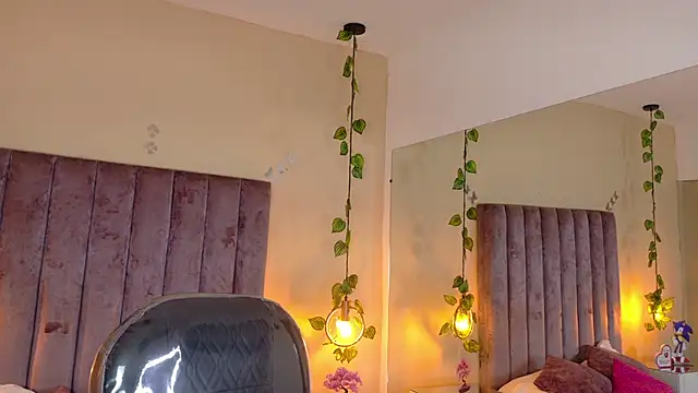 Dahlia Rousse online show from February 18, 7:28 am