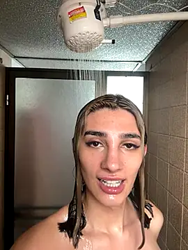 Queensara  online show from November 21, 6:40 pm