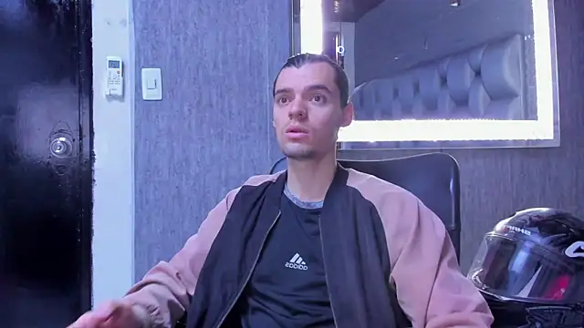 Snapshot of maxi_styles chatting on February 5, 12:56 pm maxi styles online show from February 5, 12:56 pm