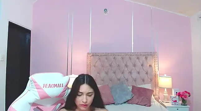 Snapshot of NoaLuxury chatting on February 23, 2:51 am NoaLuxury online show from February 23, 2:51 am