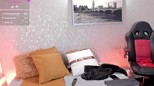 Snapshot of Luxury_Woman chatting on March 18, 3:12 am Luxury Woman online show from March 18, 3:12 am