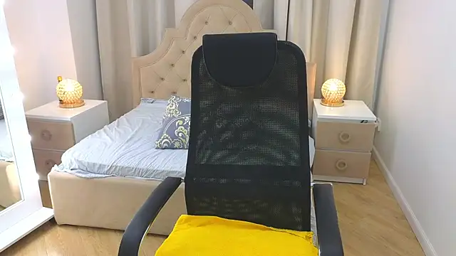 Snapshot of M_I_A_M_I_A chatting on December 1, 11:55 am M I A M I A online show from December 1, 11:55 am