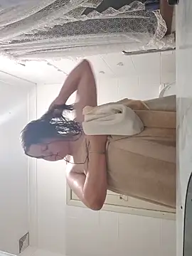 Snapshot of Laurajade9 chatting on January 9, 2:40 pm Laurajade9 online show from January 9, 2:40 pm