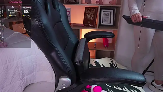 CleeoAdams  online show from March 29, 5:20 am