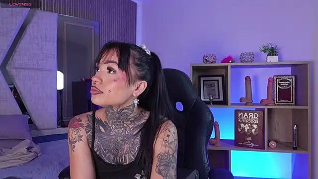 CleeoAdams  online show from April 14, 5:23 am