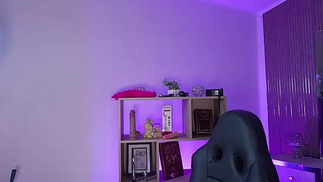 CleeoAdams  online show from April 2, 5:03 am