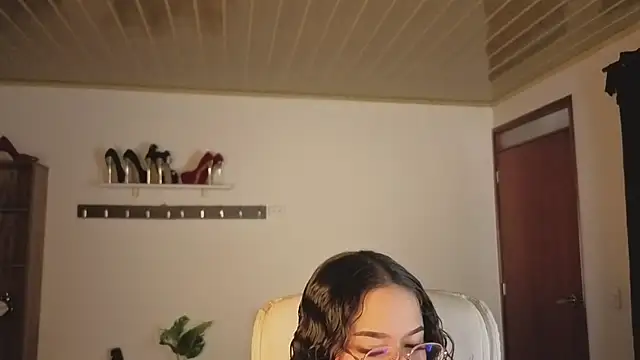 Renaxi Smith online show from December 3, 7:57 pm