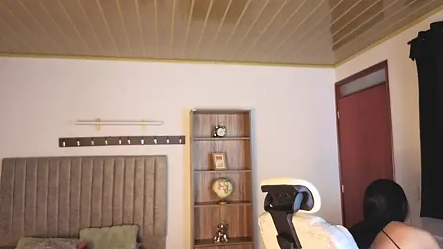 Renaxi Smith online show from March 10, 7:51 pm