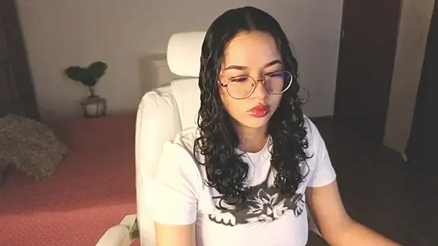 Renaxi Smith online show from March 25, 7:46 pm