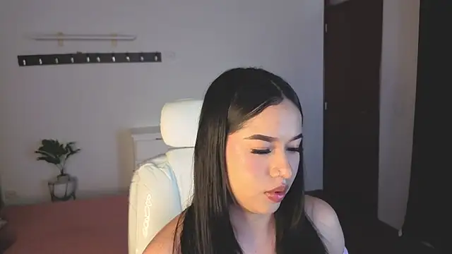 Renaxi Smith online show from March 29, 7:04 pm