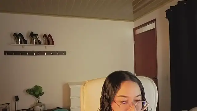 Renaxi Smith online show from December 2, 7:59 pm