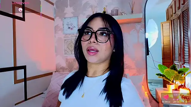 Snapshot of CharlotteGraay chatting on July 8, 7:47 pm CharlotteGraay online show from July 8, 7:47 pm