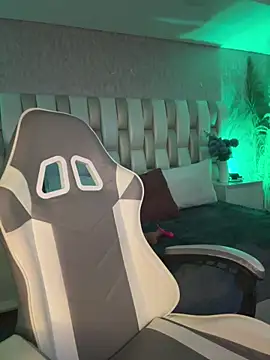 Sara  collins   online show from December 20, 12:19 pm