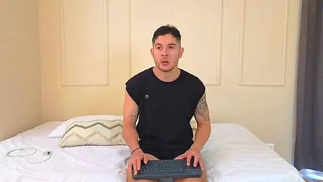 Snapshot of mr_danni chatting on October 1, 6:23 pm mr danni online show from October 1, 6:23 pm