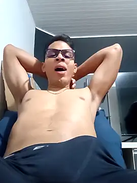 Snapshot of HornyTiger744 chatting on February 5, 12:28 am HornyTiger744 online show from February 5, 12:28 am