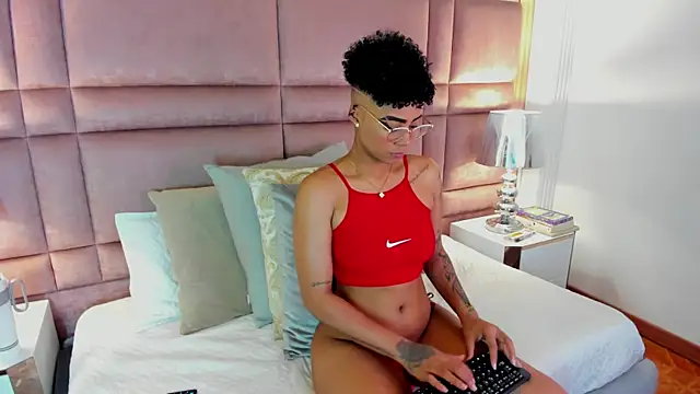 Snapshot of LuciaWallace chatting on October 6, 10:32 pm LuciaWallace online show from October 6, 10:32 pm