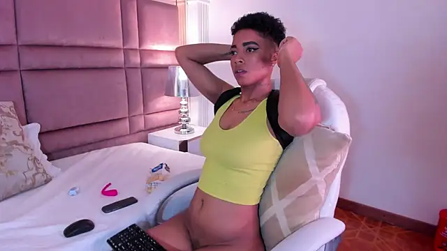 Snapshot of LuciaWallace chatting on March 14, 12:54 am LuciaWallace online show from March 14, 12:54 am