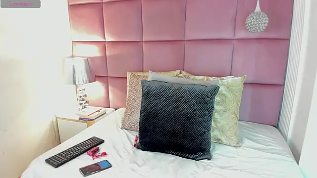 Snapshot of LuciaWallace chatting on October 19, 12:35 am LuciaWallace online show from October 19, 12:35 am