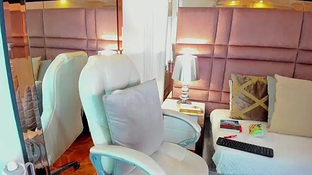 Snapshot of LuciaWallace chatting on October 3, 2:04 am LuciaWallace online show from October 3, 2:04 am