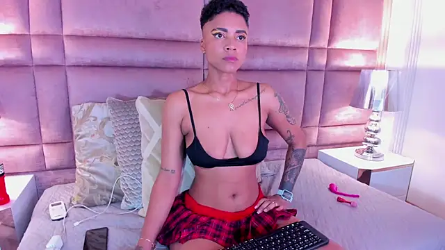 Snapshot of LuciaWallace chatting on February 14, 5:30 am LuciaWallace online show from February 14, 5:30 am