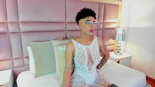 Snapshot of LuciaWallace chatting on September 27, 3:34 am LuciaWallace online show from September 27, 3:34 am