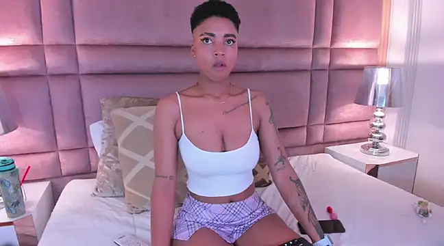 Snapshot of LuciaWallace chatting on February 18, 3:42 am LuciaWallace online show from February 18, 3:42 am