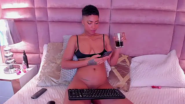 Snapshot of LuciaWallace chatting on February 4, 10:24 pm LuciaWallace online show from February 4, 10:24 pm