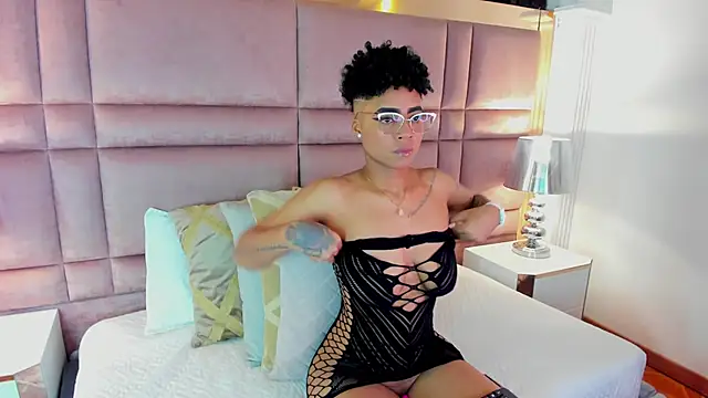 Snapshot of LuciaWallace chatting on September 23, 10:06 pm LuciaWallace online show from September 23, 10:06 pm