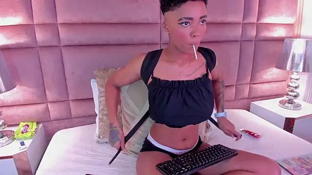 Snapshot of LuciaWallace chatting on March 11, 11:37 pm LuciaWallace online show from March 11, 11:37 pm