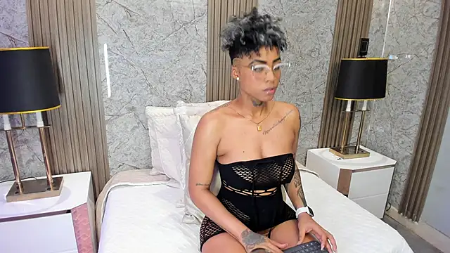 LuciaWallace online show from February 17, 11:35 pm