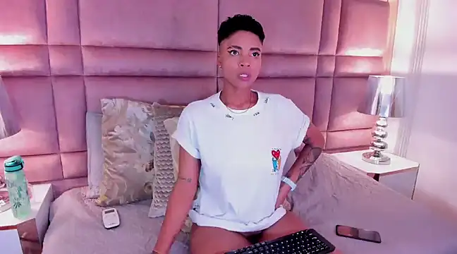 Snapshot of LuciaWallace chatting on February 15, 10:33 am LuciaWallace online show from February 15, 10:33 am