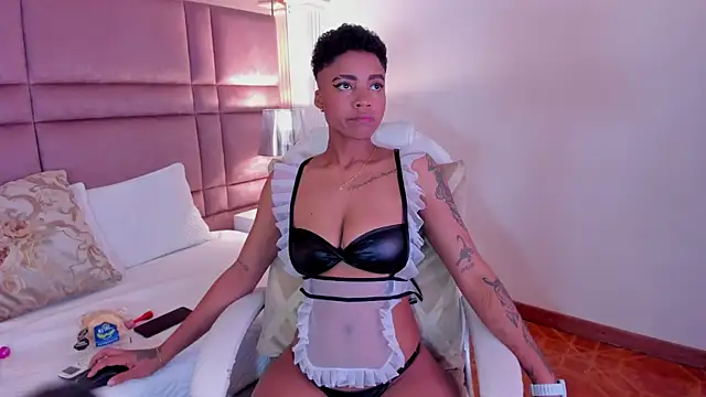 Snapshot of LuciaWallace chatting on March 6, 11:31 pm LuciaWallace online show from March 6, 11:31 pm