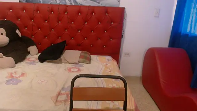 Snapshot of kitty_squirt28 chatting on February 5, 7:20 pm kitty squirt28 online show from February 5, 7:20 pm