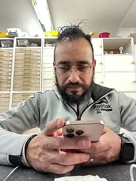 Snapshot of leonardohot1987 chatting on February 22, 6:06 am leonardohot1987 online show from February 22, 6:06 am