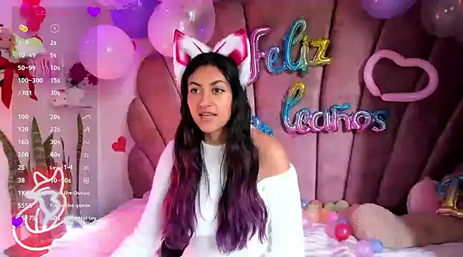 Snapshot of sweetfoxy_17 chatting on February 18, 3:52 pm sweetfoxy 17 online show from February 18, 3:52 pm