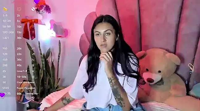 Snapshot of sweetfoxy_17 chatting on February 2, 2:17 am sweetfoxy 17 online show from February 2, 2:17 am