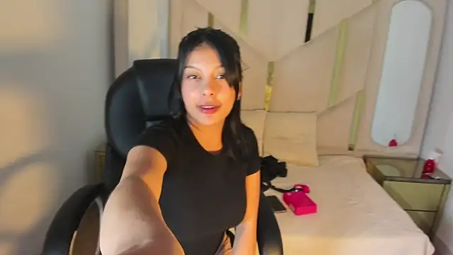 Salmaportman69 online show from March 12, 9:30 pm