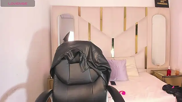 Salmaportman69 online show from March 3, 5:42 pm