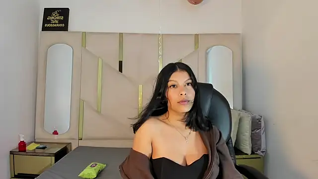 Salmaportman69 online show from February 4, 9:10 pm