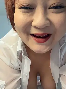 Snapshot of Hey-Cute chatting on October 6, 11:33 am Hey-Cute online show from October 6, 11:33 am