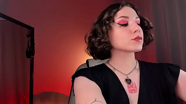 Eva Moss  online show from March 18, 7:01 am