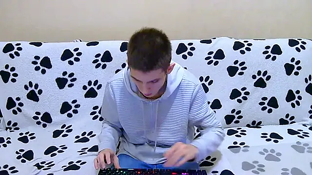 Lester Broo online show from April 1, 7:44 pm