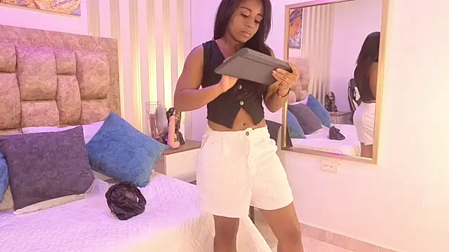 avis lara online show from December 15, 8:03 pm