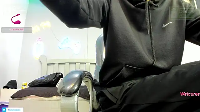 Snapshot of HarolddXL chatting on December 4, 1:32 pm HarolddXL online show from December 4, 1:32 pm