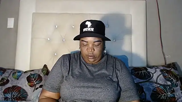 omalicha98 online show from April 14, 7:13 am