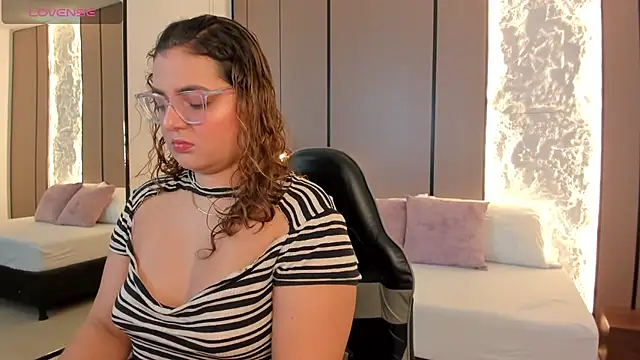 Snapshot of lilly_ass_ chatting on January 7, 12:21 pm lilly ass online show from January 7, 12:21 pm