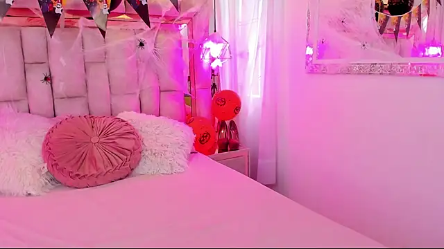 Snapshot of Katalina_Evans chatting on November 3, 12:20 pm Katalina Evans online show from November 3, 12:20 pm