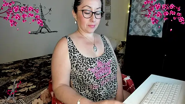 nataparis online show from May 28, 11:54 pm
